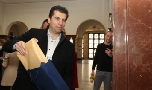 Премиерът Кирил Петков отиде в Прокуратурата със списък с 19